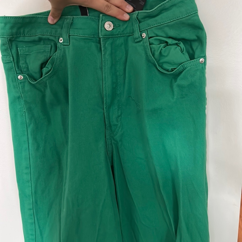 green wide leg jeans SOOO FLATTERING!!